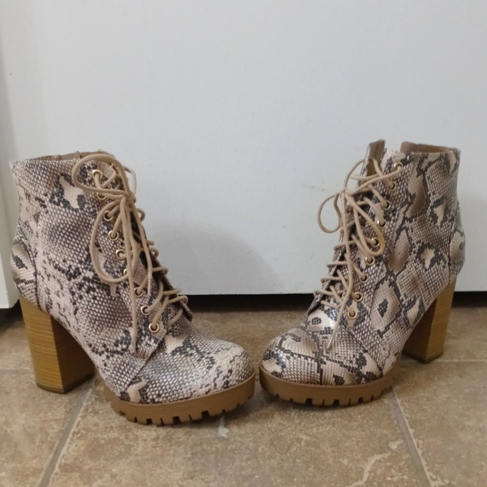 Sz 9 nude colored snakeskin boots